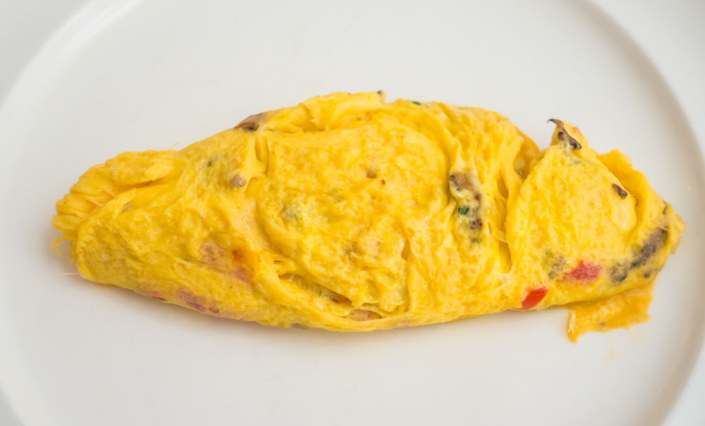 membuat omelet