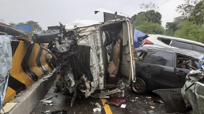 Truk Rem Blong Picu Tabrakan Beruntun di Tol Cipularang, Kemacetan Panjang Terjadi