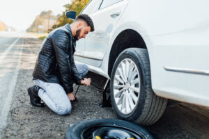 cara mengganti ban mobil