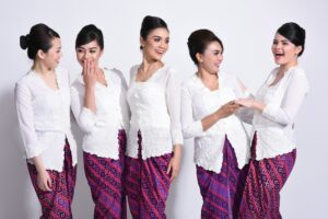 Tips memakai kebaya